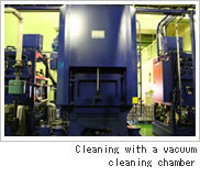 Cleaning with a vacuum cleaning chamber